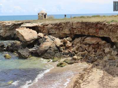 ...dato che proprio in questo tratto l�alta scogliera si � andata sbriciolandosi anno dopo anno a vista d�occhio